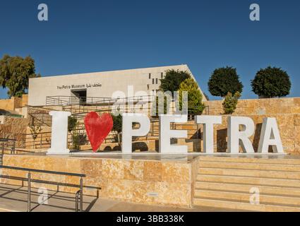 Petra, Giordania - 10 novembre 2024: Passi che portano oltre i Love Petra segnano al Museo della città Foto Stock