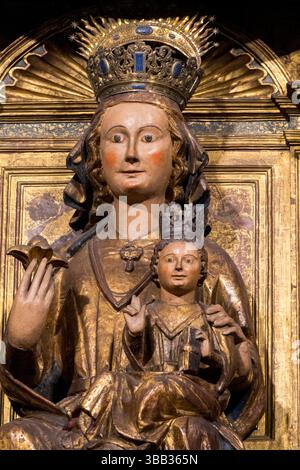 Zarautz, Spagna - 04-29-2025: Statua in legno (XVIII secolo) della Beata Vergine Maria che tiene il bambino Gesù Cristo tra le braccia. Foto Stock