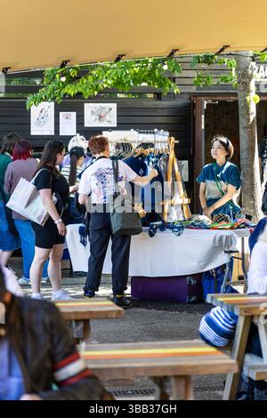 Persone che fanno shopping al mercato giapponese di Yokimono l'11 maggio 2025 a Stratford Riverside East, Londra, Inghilterra Foto Stock