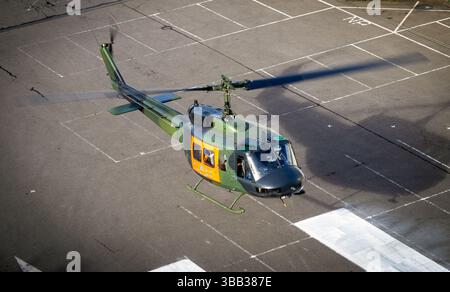 Elicottero Bell UH-1 Huey (ex esercito tedesco) in arrivo sull'eliporto RAI. Amsterdam, Paesi Bassi - 2 novembre 2024 Foto Stock