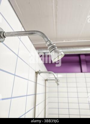 Dettagli delle docce pubbliche in palestra, igiene e pulizia Foto Stock