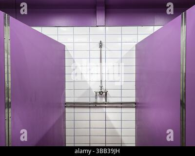 Dettagli delle docce pubbliche in palestra, igiene e pulizia Foto Stock