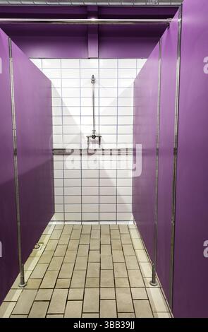 Dettagli delle docce pubbliche in palestra, igiene e pulizia Foto Stock