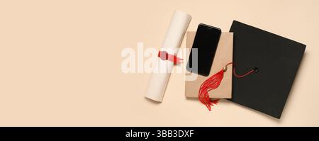 Bacheca, diploma, libro e telefono cellulare su sfondo beige con spazio per testo Foto Stock