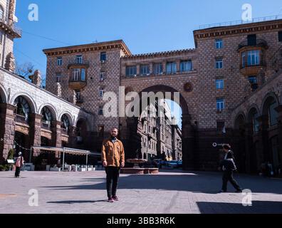 Kiev, Ucraina - 13 maggio 2025: La vita quotidiana si svolge in via Khreschatic con pedoni che camminano tra edifici storici e godono del sole nell'animato ambiente esterno. Foto Stock
