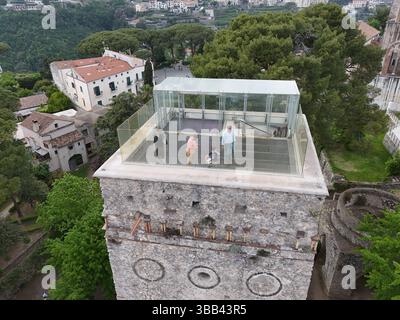 Vista aerea di Ravello, Costiera Amalfitana. Ravello è una località turistica situata a 365 metri sopra il Mar Tirreno, in Italia Foto Stock