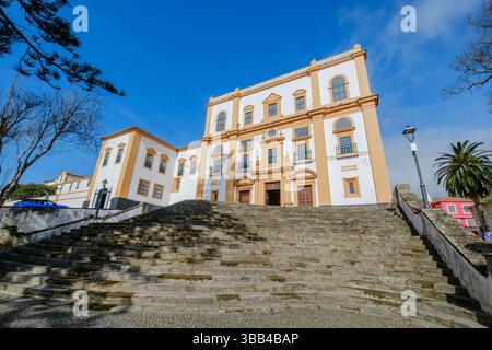Monumentali scalini in pietra che conducono al Palacio dos Capitaes Generais ad Angra do Heroismo. Edificio amministrativo coloniale giallo e bianco a Terceir Foto Stock