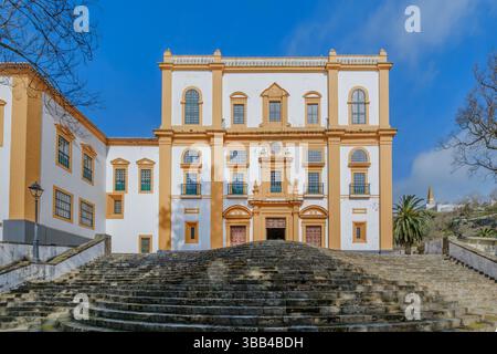 Lo storico Palacio dos Capitaes Generais presenta l'architettura coloniale portoghese ad Angra do Heroismo. Ex palazzo governativo con grandi scalinate Foto Stock