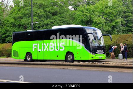 Pullman FlixBus, centro città di Cardiff, Galles del Sud, Regno Unito, Regno Unito. Preso il 2025 maggio primavera Foto Stock