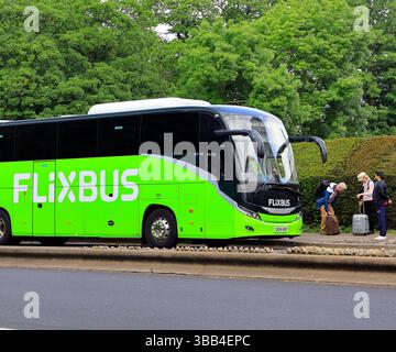 Pullman FlixBus, centro città di Cardiff, Galles del Sud, Regno Unito, Regno Unito. Preso il 2025 maggio primavera Foto Stock