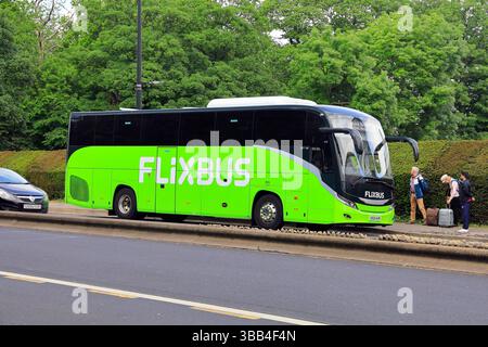 Pullman FlixBus, centro città di Cardiff, Galles del Sud, Regno Unito, Regno Unito. Preso il 2025 maggio primavera Foto Stock