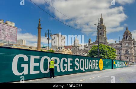 George Square, Glasgow, Regno Unito. 14 maggio 2025. Un lavoratore pulisce la grande segnaletica di George Square che circonda la riqualificazione da 20 milioni di sterline nella piazza simbolo del centro di Glasgow. Credito PIC: phil wilkinson/Alamy Live News Foto Stock