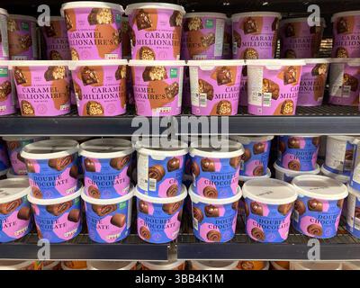 Marks and Spencer offre snack dolci sugli scaffali; Caramel Millionaire's Mini Bites e Double Chocolate Mini Bites, Regno Unito Foto Stock