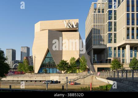 Vista esterna di V&A East al Queen Elizabeth Olympic Park durante il tramonto - Contemporary Museum Architecture a Londra Regno Unito Foto Stock