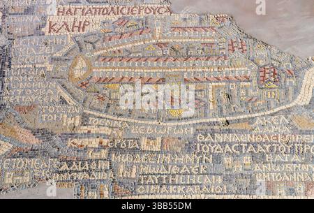 Città di Gerusalemme sulla mappa dei mosaici di Madaba sul pavimento della chiesa bizantina di San Giorgio in Terra Santa Foto Stock