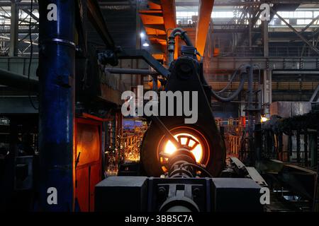 Processo di fusione centrifuga del tubo di ferro presso la fonderia. Foto Stock