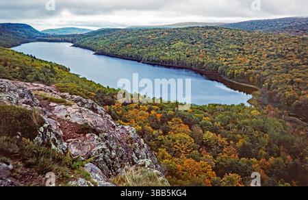 Una vista dall'alto dell'autunno sul lago delle nuvole nel Porcupine Mountains Wilderness State Park nella penisola superiore del Michigan. Foto Stock