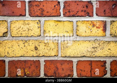 Muro di mattoni intempestivo al Cimitero di Berlino-Weißensee Foto Stock