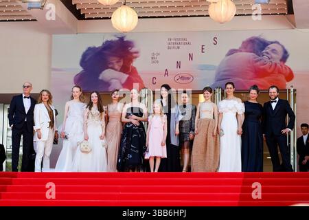 Lucas Schmidt, Maren Schmitt, Luzia Oppermann, Laeni Geiseler, Guest, Susanne Wuest, Hanna Heckt, Mascha Schilinski, Lena Urzendowsky, Lea Drinda, Luise Heyer e Louise Peters partecipano alla prima di "Sound of Falling" durante il 78° Festival di Cannes al Palais des Festivals di Cannes, in Francia, il 14 maggio 2025. Foto Stock