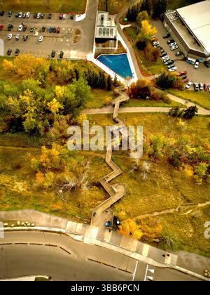 Vedute aeree del centro di Calgary, dei sentieri e del tramonto sul lago Foto Stock
