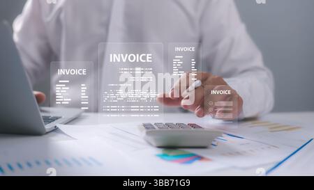 Concetto di fattura elettronica digitale online, uomo d'affari che utilizza un computer portatile con icona della fattura, e-tax, ricevuta digitale, fattura per pagamento, fattura digitale Foto Stock