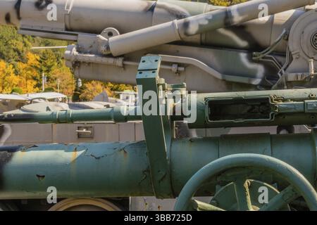 Daejeon, Corea del Sud. 27 ottobre 2019: Fucile da ricognizione calibro 50 montato sopra un cannone senza rinculo M40 montato su una jeep militare Willys M38A1 Foto Stock