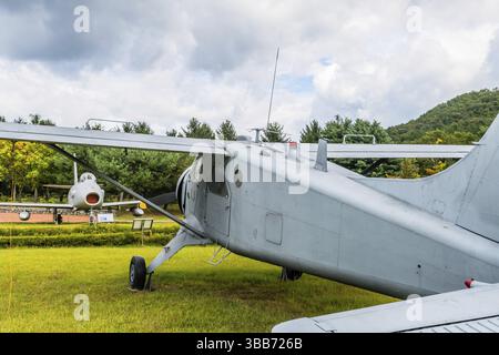 Daejeon, Corea del Sud. 3 ottobre 2019: Lato porto di De Havilland U-6 Beaver di fronte agli F-86F Sabre jet in mostra al National Cemetery Foto Stock