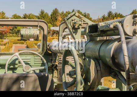 Daejeon, Corea del Sud. 27 ottobre 2019: Cannone senza rinculo M40 e fucile da avvistamento montato sulla jeep militare Willys M38A1 in mostra nel National Cemetery Foto Stock