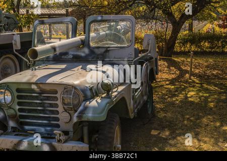 Daejeon, Corea del Sud. 27 ottobre 2019: Jeep militare Willys M38A1 con fucile senza rinculo M40 in mostra nel National Cemetery Foto Stock