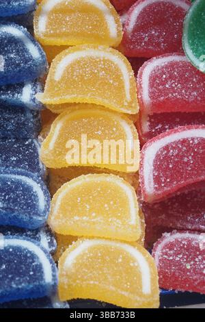Caramelle gommose colorate disposte in file vivaci Foto Stock