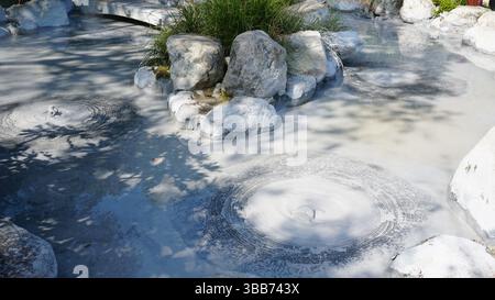 Beppu Jigokudani (Valle dell'Inferno) - sorgenti termali vulcaniche e il Paese delle meraviglie geotermiche in Giappone Foto Stock