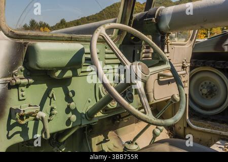 Daejeon, Corea del Sud. 27 ottobre 2019: Volante e cruscotto della jeep militare Willys M38A1 in mostra nel cimitero nazionale Foto Stock