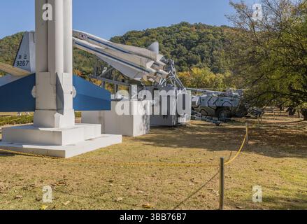 Daejeon, Corea del Sud. 27 ottobre 2019: Raccolta di armi militari e altri macchinari utilizzati in guerra in mostra al cimitero nazionale Foto Stock