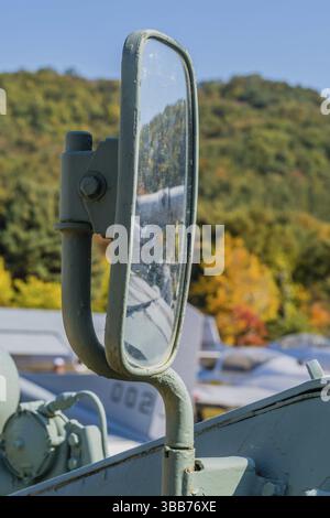 Daejeon, Corea del Sud. 27 ottobre 2019: Primo piano dello specchio esterno su veicolo militare in mostra al National Cemetery Foto Stock