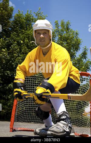 Un giocatore di Street hockey in azione Foto Stock