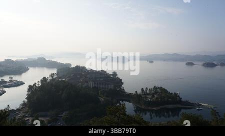 Lago Qiandao (Thousand Island Lake), Zhejiang, Cina - Scenic Reservoir con innumerevoli isole Foto Stock