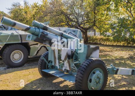 Daejeon, Corea del Sud. 27 ottobre 2019: Vista laterale dell'obice M101A1 da 105 mm in mostra al cimitero nazionale Foto Stock