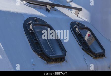 Daejeon, Corea del Sud. 27 ottobre 2019: Porte per telescopi davanti al sistema di controllo del fuoco delle corazzate in mostra al National Cemetery Foto Stock