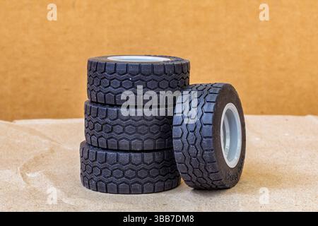 Pile di pneumatici giocattolo per semi-camion con cerchioni grigi, set di ruote, 3 pneumatici impilati, uno pneumatico appoggiato sugli altri Foto Stock