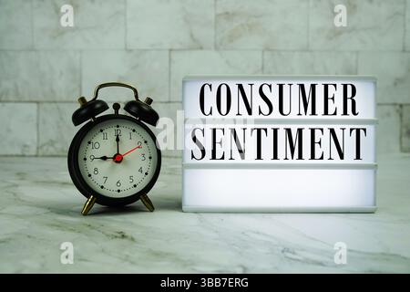 Testo dell'opinione dei consumatori sulla scatola luminosa a LED con sveglia su sfondo in marmo Foto Stock