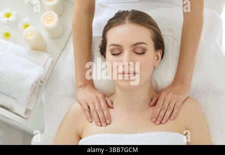 Vista dall'alto della giovane donna che riceve una massaggiatrice professionale Foto Stock