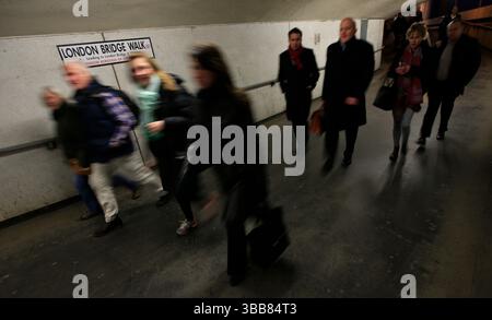 Foto del file del 04/03/15 dei pendolari che si dirigono verso la metropolitana e le stazioni ferroviarie di London Bridge. Secondo un nuovo studio, il lavoro a domicilio non riesce ad attirare lavoratori altamente qualificati in zone in difficoltà del Regno Unito e potrebbe persino "approfondire le divisioni regionali”. Data di pubblicazione: Giovedì 15 maggio 2025. Foto Stock