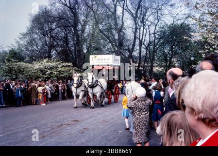 London Harness Horse Parade, lunedì di Pasqua 1976, nel Regent's Park. Carrello del supermercato Liptons Foto Stock