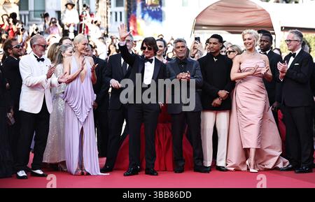 Cannes, Francia. 14 maggio 2025. I membri del cast del film "Mission: Impossible - The Final Reckoning" partecipano alla prima mondiale del film alla 78a edizione del Festival di Cannes a Cannes, nel sud della Francia, il 14 maggio 2025. Crediti: Gao Jing/Xinhua/Alamy Live News Foto Stock