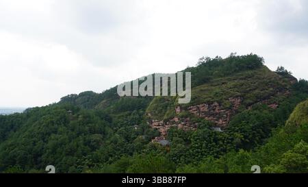 Monte Jufeng e giardini del tè a Jinhua: Un'armonia di picchi e campi verdi Foto Stock