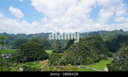 Wanfenglin Scenic area: Un Mare di Cime Carsiche a Xingyi, Guizhou Foto Stock