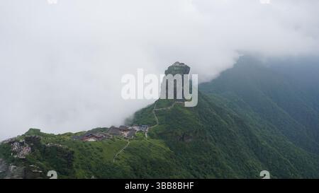 Monte Fanjing: Picchi sacri e templi nuvolosi a Guizhou, Cina Foto Stock