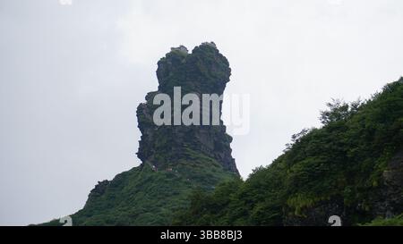 Monte Fanjing: Picchi sacri e templi nuvolosi a Guizhou, Cina Foto Stock