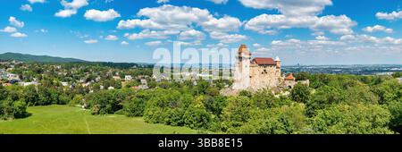 Panorama panoramico di Maria Enzersdorf vicino a Vienna con lo storico Castello Hilltop Foto Stock