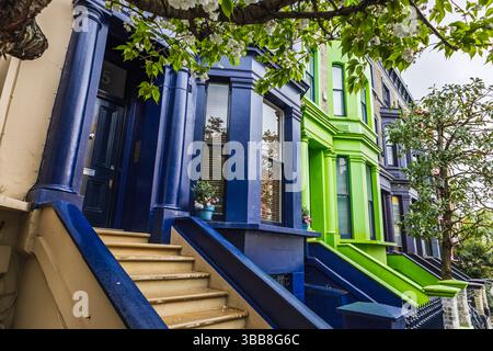 Case colorate di Notting Hill con facciate blu e verdi nell'affascinante quartiere di Londra Foto Stock